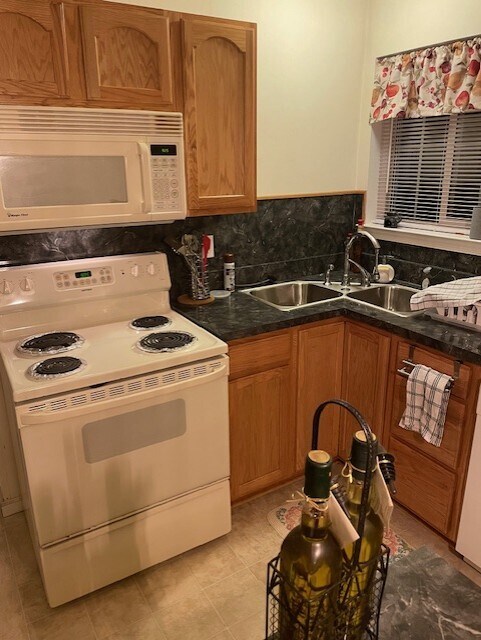 Building Photo - 264 Whippoorwill Dr