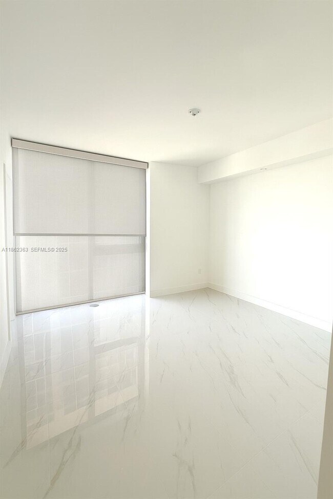 Building Photo - 700 NE 24th St