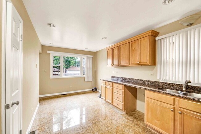Building Photo - 2725 N Oak Park Ave