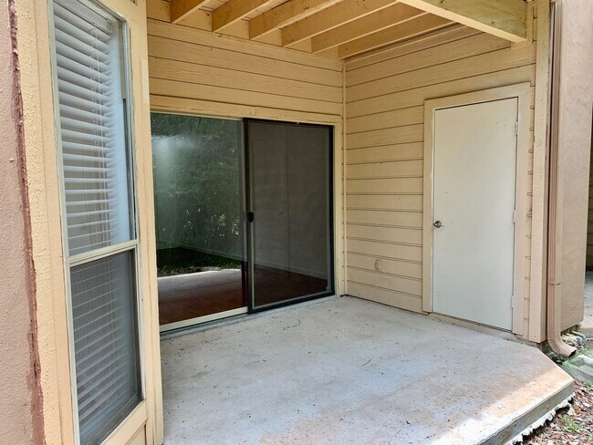 Building Photo - Amazing 1 bedroom, 1 bathroom Condo in Montevista!