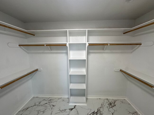 Building Photo - AVAILABLE NOW!!