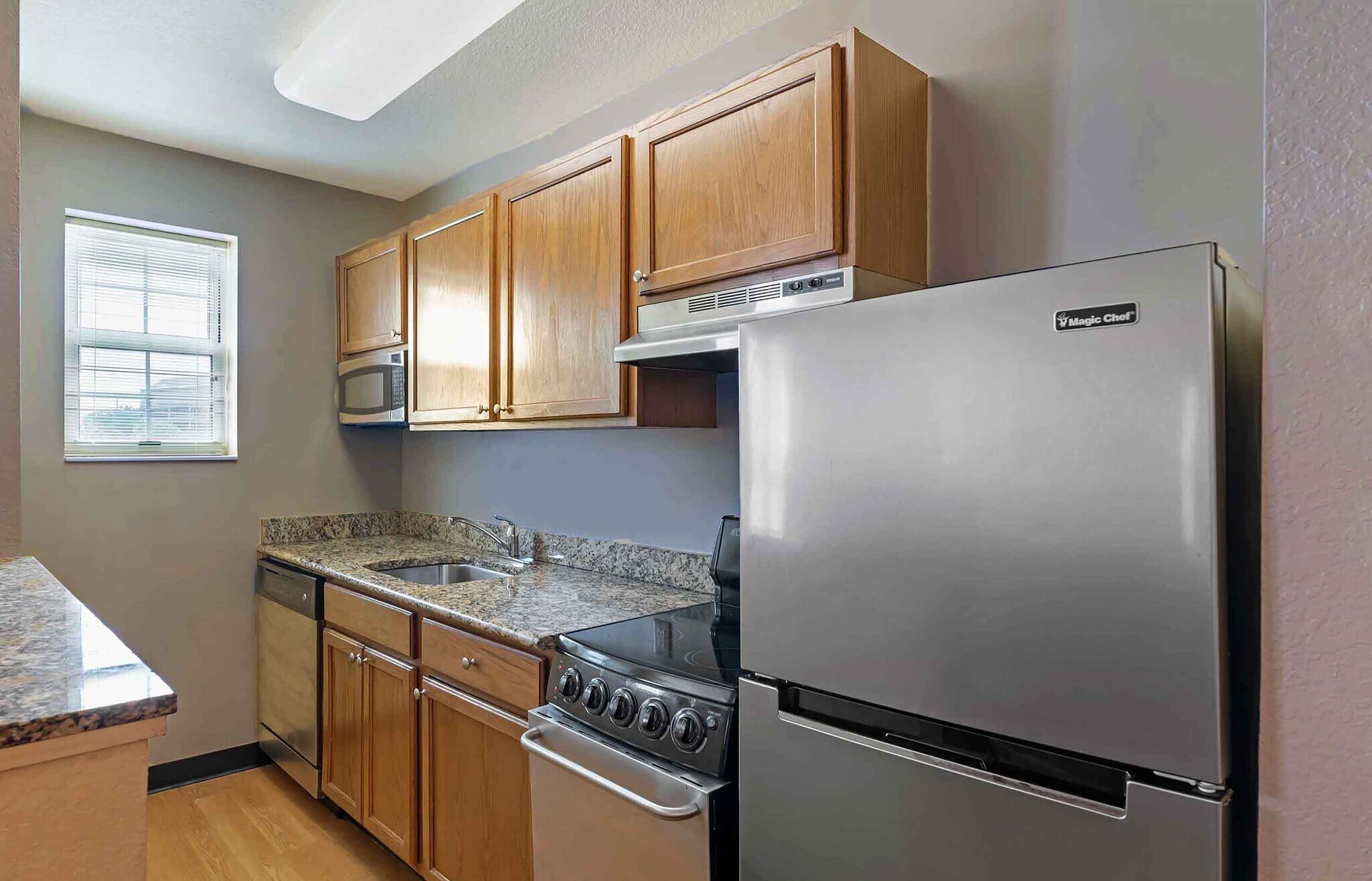 Building Photo - Furnished Studio-Fenton