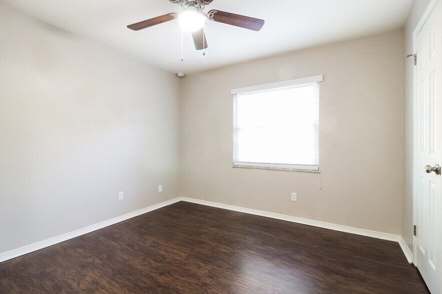 Building Photo - 960 Apple Ln