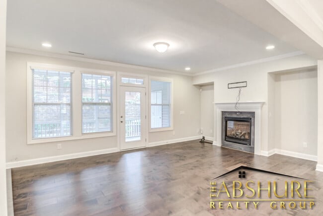 Building Photo - 4240 Vallonia Dr