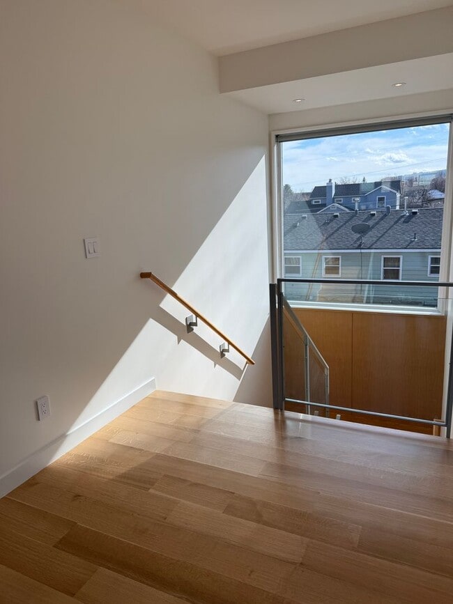 Building Photo - Silver Maple Stunning