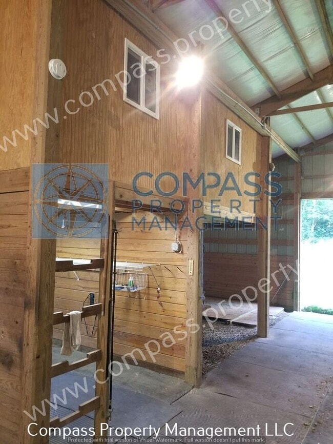 Building Photo - $2495 - 3 Bed Farm House on a Large Peacef...