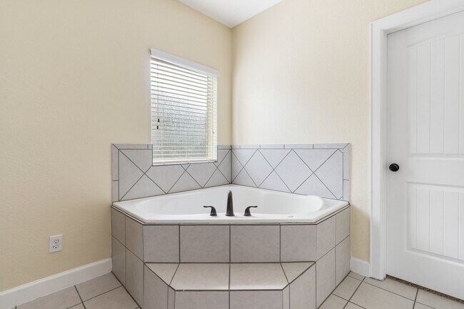 Building Photo - 328 Country Crossing Cir