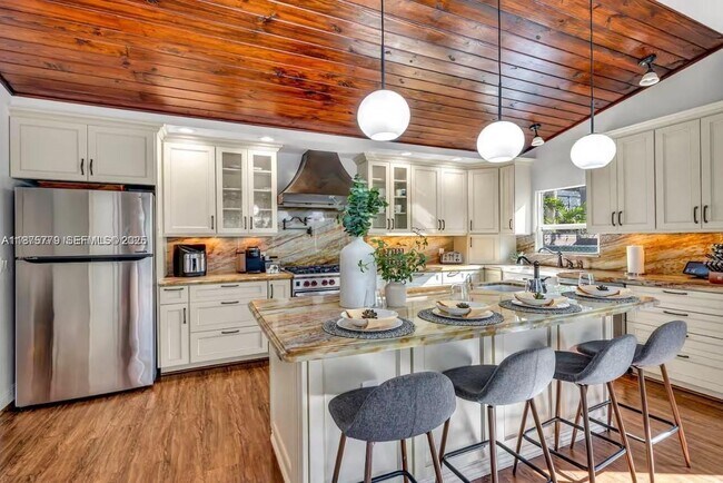 Building Photo - 110 SE 11th Ave