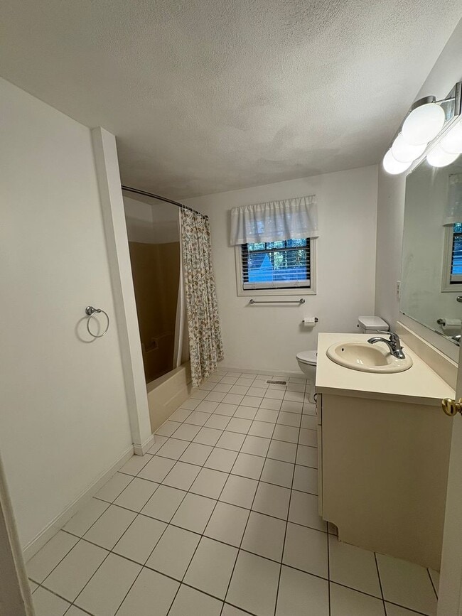 Building Photo - Private Home | 3 Bedroom 2 Bathroom | Huge...