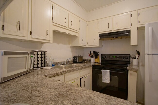 Building Photo - 2 bed 1.5 bath Townhome in West Pensacola~...