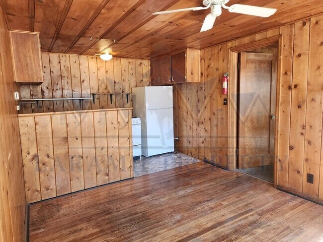 Building Photo - 407 1/2 S 5th St