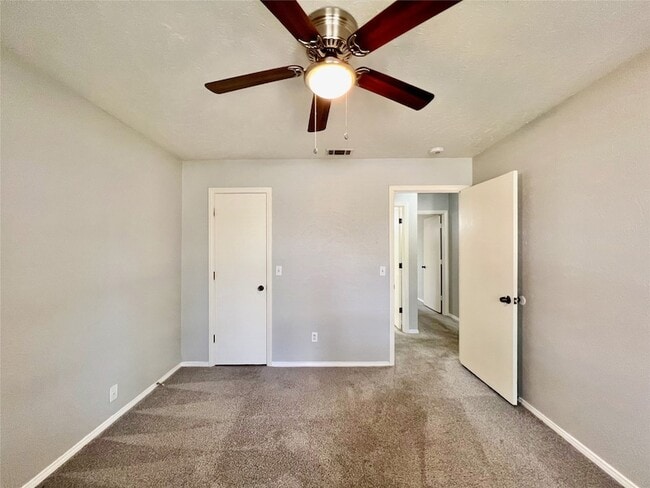 Building Photo - 2732 Parkhaven Dr