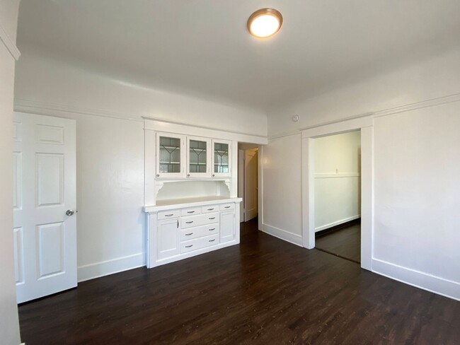 Building Photo - One Bed, One Bath Apartment Located Downtown