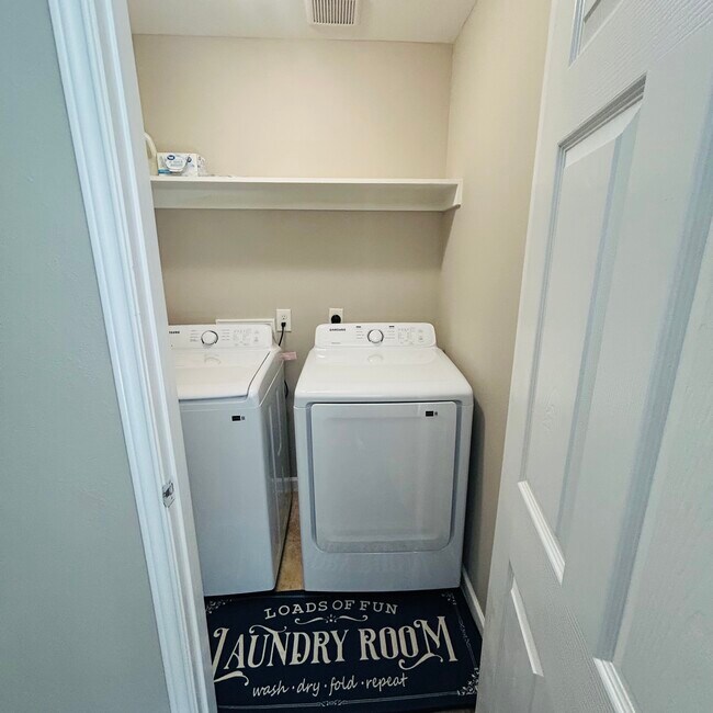 Building Photo - 718 Pine Lodge Dr