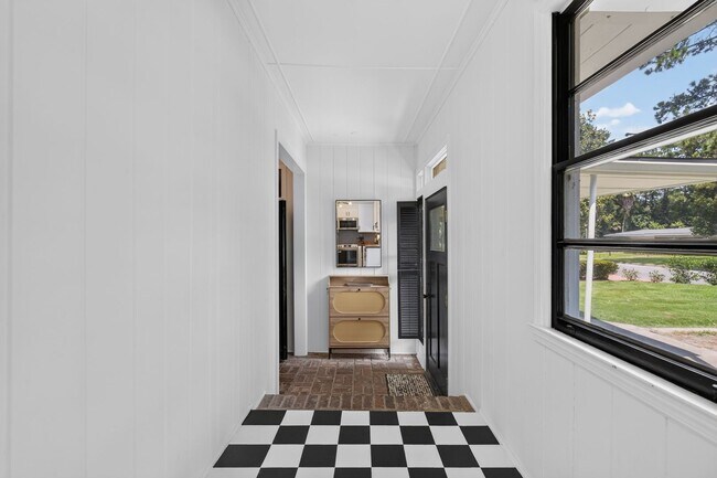 Building Photo - Desirable Area
