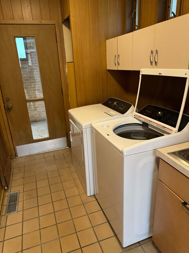 Building Photo - 305 Indian Creek Dr E