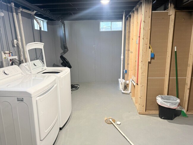 Building Photo - Spacious Modern 4 bedroom, 1 Full Ba, 2 Half bath