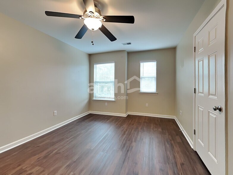 Building Photo - 75 Summer Hill Way