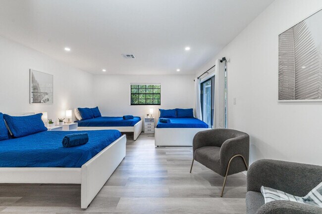 Building Photo - 809 SW 14th Ct