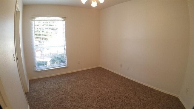 Building Photo - 2100 Silver Fox Dr