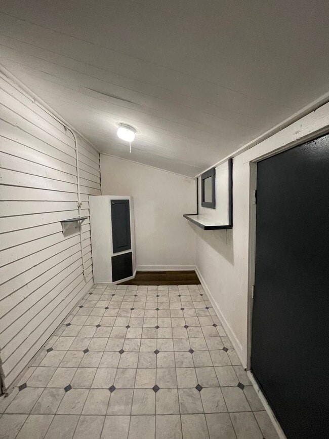 Building Photo - Two Bedroom, One Bath House! Apply-your application fee will be credited to your first month’s re...