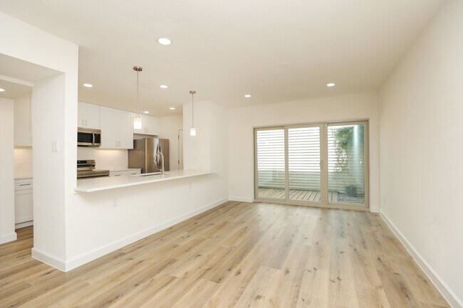 Building Photo - 2050 Augusta Dr
