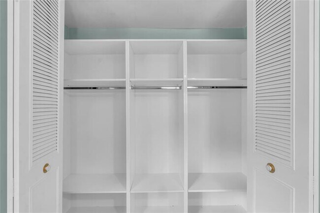 Building Photo - 4541 NE 6th Terrace