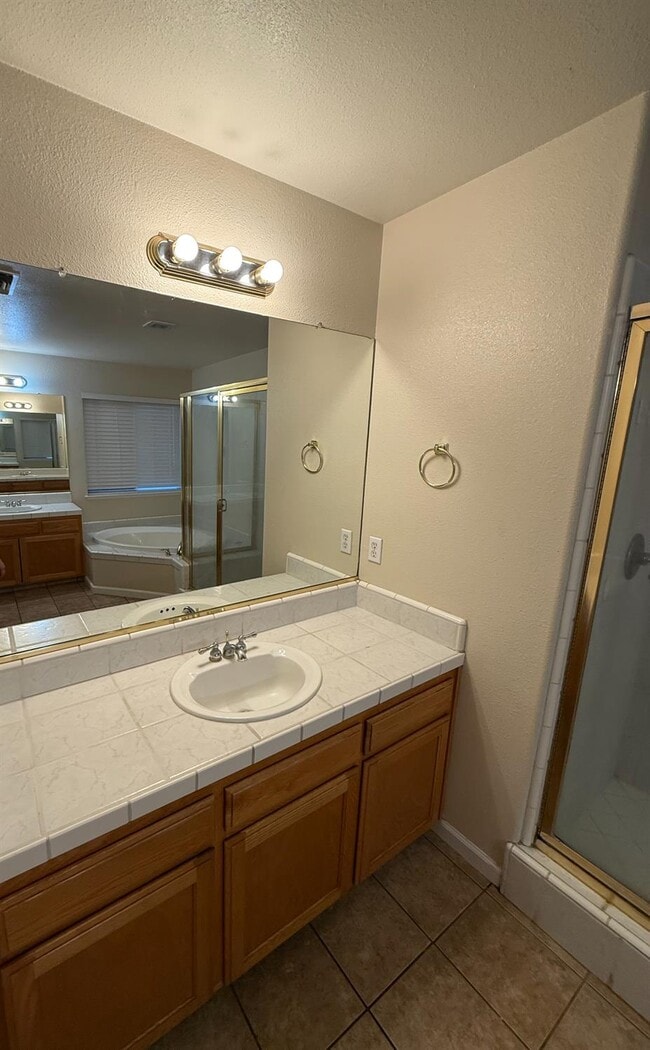 Building Photo - 5731 N Tracy Ave