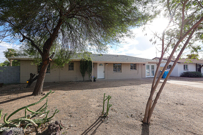 Building Photo - 2301 W Osborn Rd