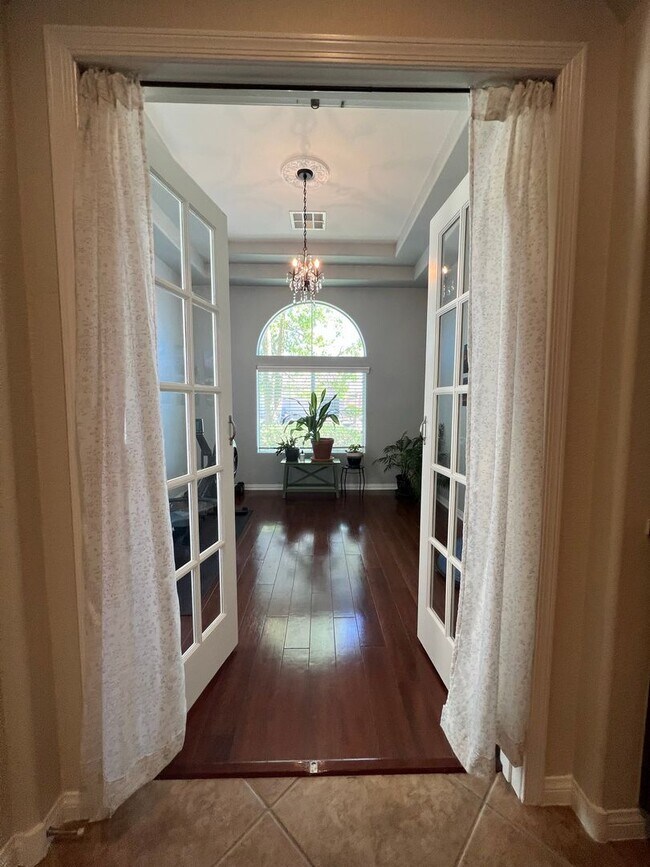 Building Photo - ABSOLUTELY AMAZING! Large 4 bedroom 2 stor...
