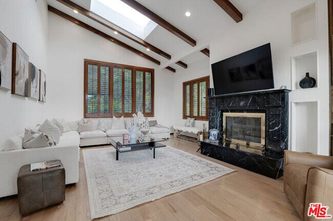 Building Photo - 10160 Cielo Dr