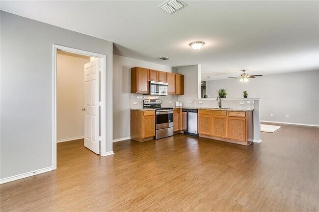 Building Photo - 909 Poncho Ln