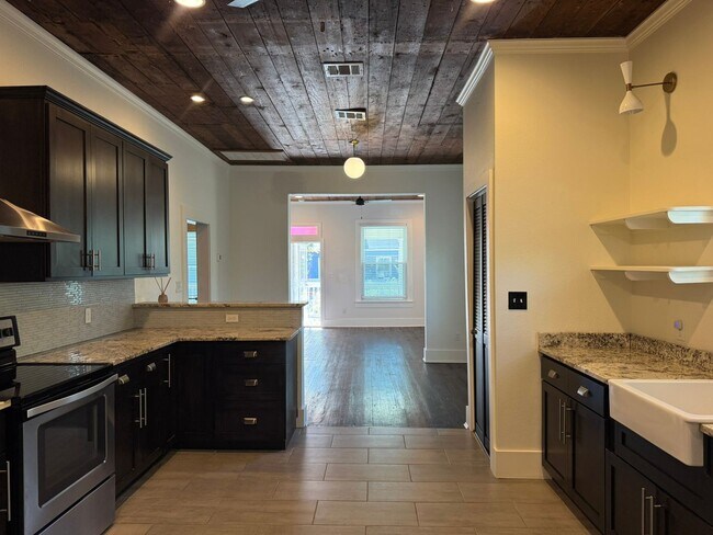 Building Photo - Ready For Move In - Beautifully Renovated Cottage Home in South San Antonio - Near Downtown SA