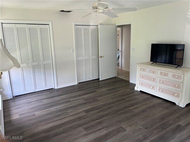 Building Photo - 819 Palm View Dr