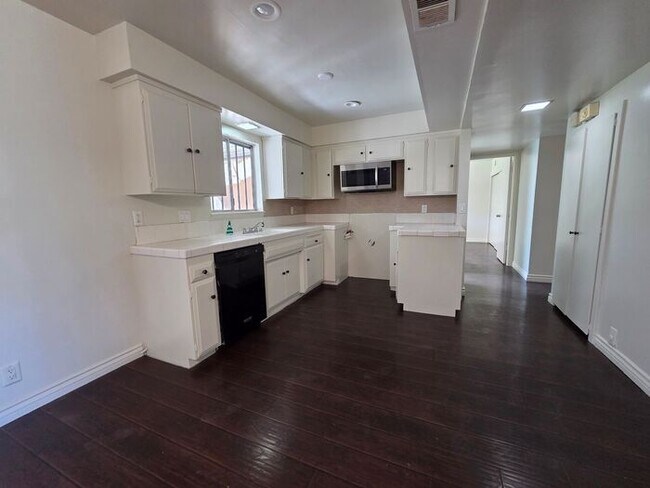 Building Photo - New Listing!