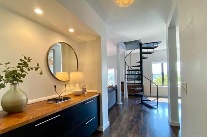 Foyer - 1005 Hill St