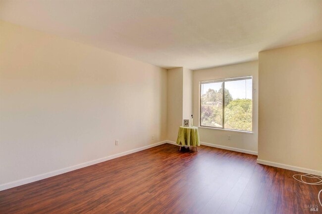 Building Photo - 22 Lakeview Ct