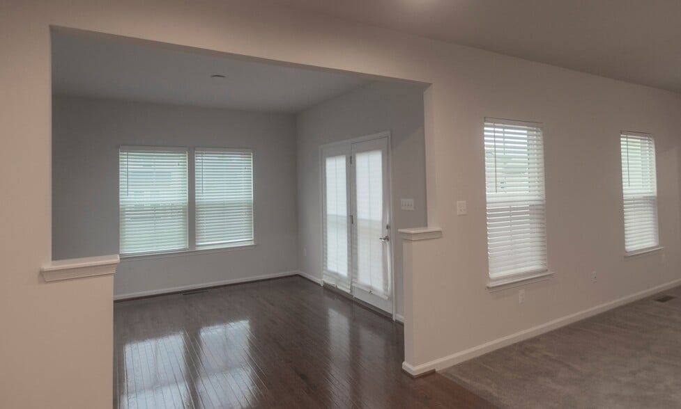 Building Photo - 771 Ravenwood Dr