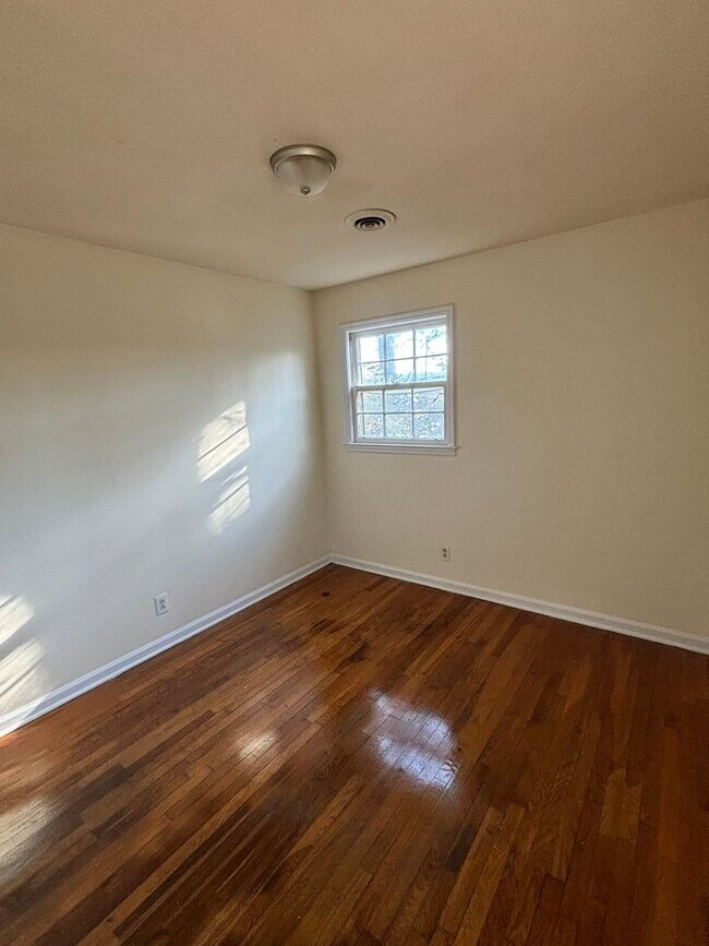 Building Photo - Charming 3 Bed, 1 Bath Home | Available June 22