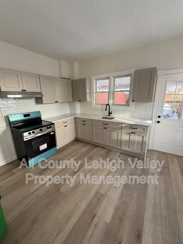 Building Photo - 326 N Fountain St