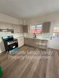 Building Photo - 326 N Fountain St