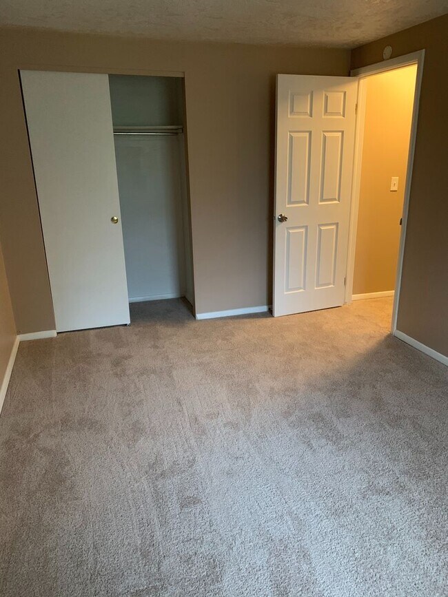 Building Photo - Large 2 Bedroom 1 Bath Apartment