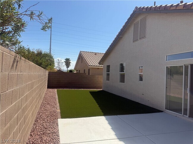 Building Photo - 1408 E Hometown Ave