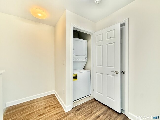 Building Photo - 17-17 Rockfield Dr