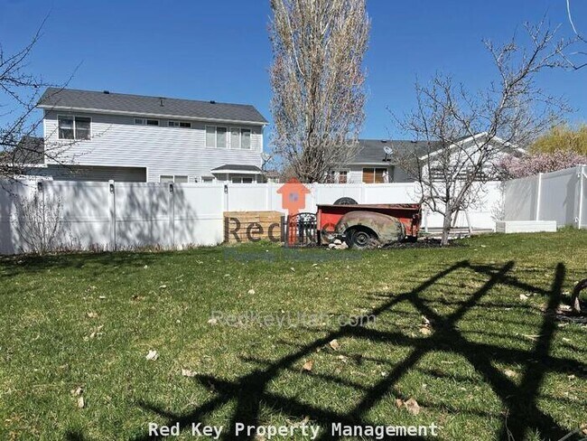 Building Photo - 1380 Single Family Home