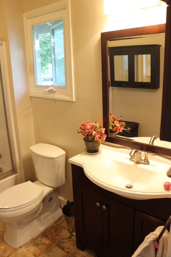 En-suite Bathroom - 3540 McLaughlin Ave