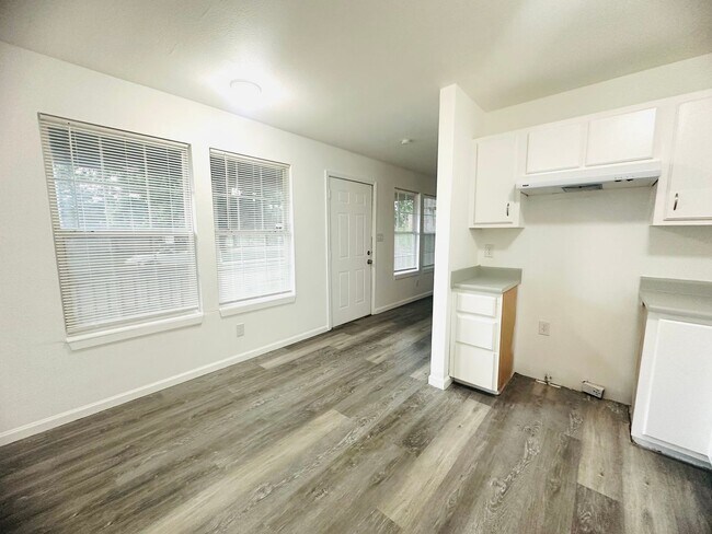 Building Photo - 746 Edgemont Ave