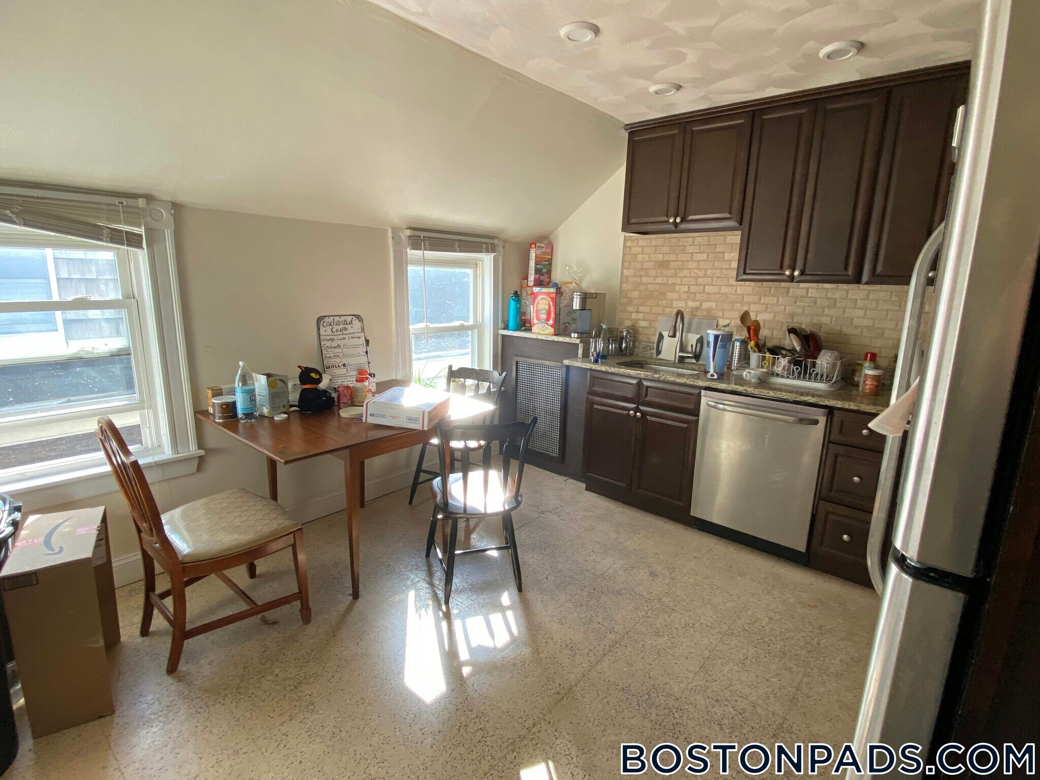 Building Photo - 354 Main St