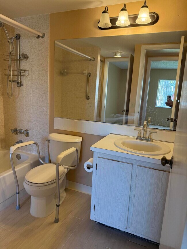 Building Photo - 320 Knotty Pine Cir