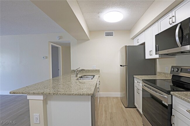 Building Photo - 5331 Summerlin Rd